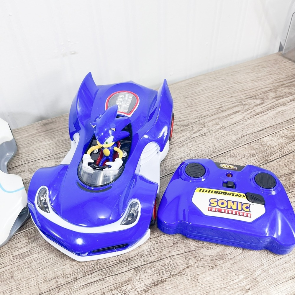 Team Sonic Racing RC: Tails The Fox & Sonic , 2.4GHz Remote Controlled Cars - Picture 5 of 16